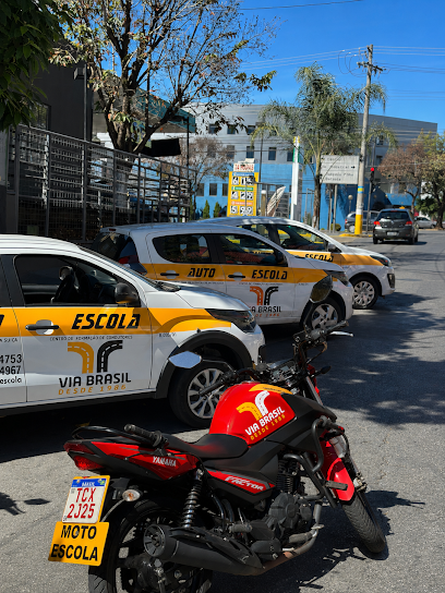 Aluna dirigindo acompanhada por instrutor da Autoescola Via Brasil